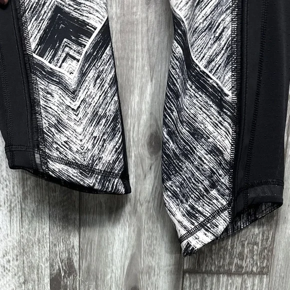 ⭐️Lululemon Hot To Street Crop in Heat Wave White Black / Black [783] - Picture 6 of 9